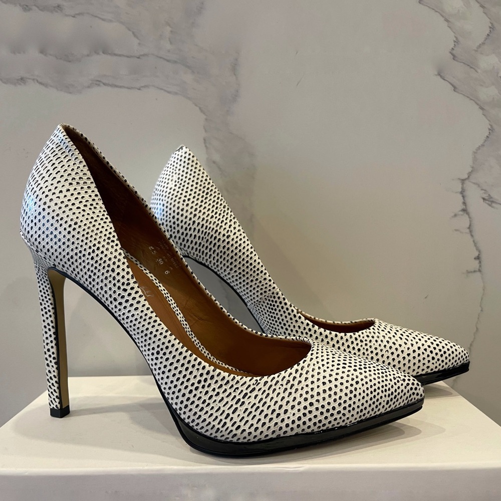 Aldo pointy toe small polka dot white stiletto heal pumps US 9
